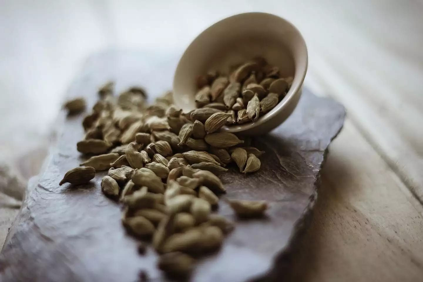 Cápsulas de cardamomo con semillas de color marrón oscuro
