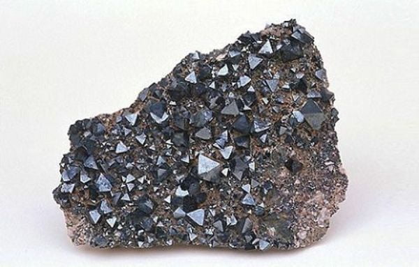 Mineral de magnetita para el equilibrio de campos magnéticos y meridianos
