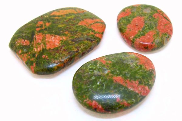 Piedra de unakita utilizada para la visión adivinatoria y la recuperación física