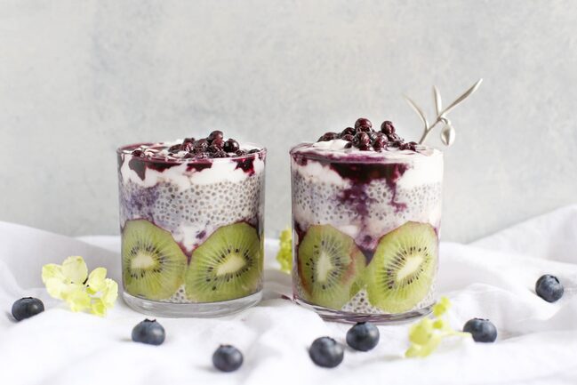 Pudín de semillas de chía con leche vegetal y fruta fresca