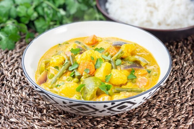 Plato de curry de verduras especiado conocido tradicionalmente como sabji bhaji
