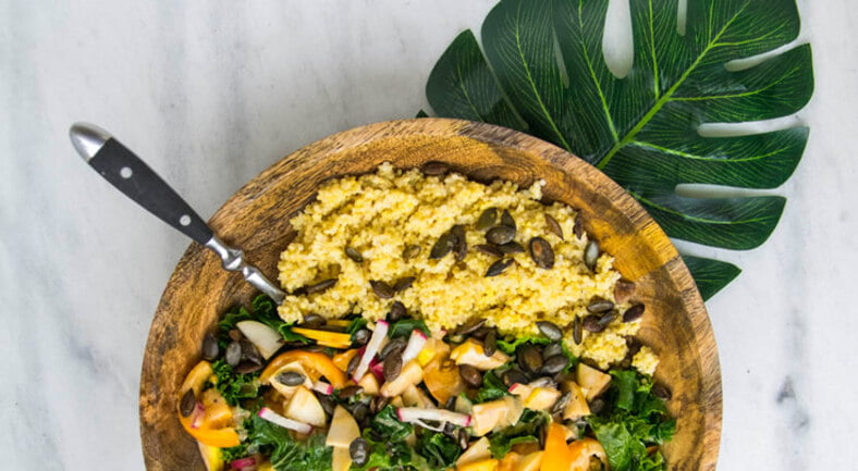Ensalada fresca de cuscús con pepino, palta, lechuga y semillas variadas