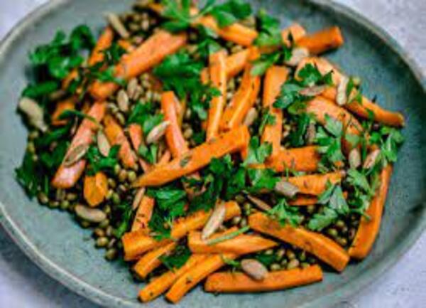 Ensalada de zanahorias combinada con frijol mungo y almendras fileteadas