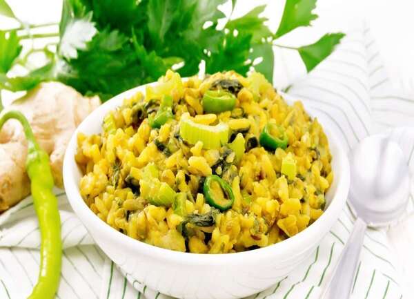 Plato tradicional de kitchadi elaborado según la tradición culinaria ayurvédica