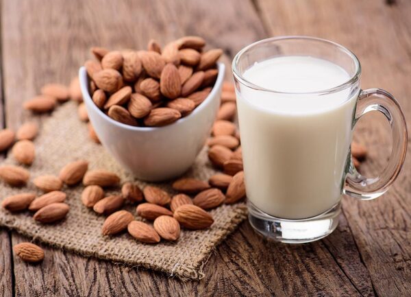 Preparación de leche de almendras casera filtrada con tela