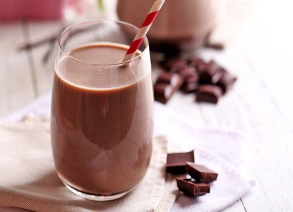 Bebida de leche chocolatada elaborada a base de almendras