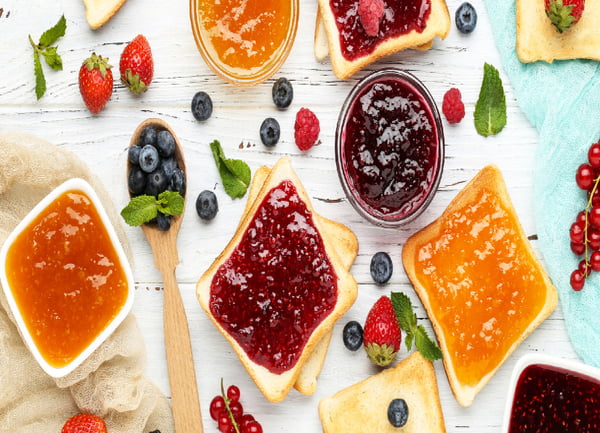 Mermelada casera de fruta hidratada con jugo de naranja y coco