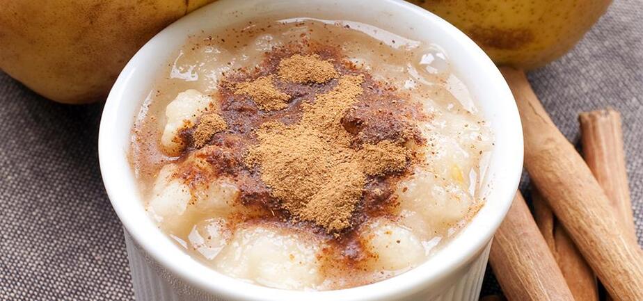 Postre de mousse de peras con canela o cacao espolvoreado