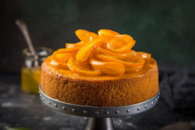 Preparación de base de tarta elaborada con castañas trituradas y pasas