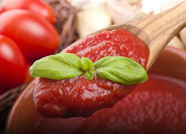 Salsa cremosa de tomate invernal preparada con ingredientes naturales licuados
