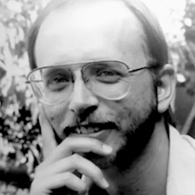 Retrato del escritor Scott Cunningham, figura de la espiritualidad moderna y brujería