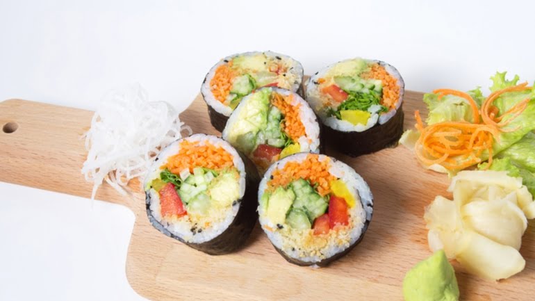 Piezas de sushi vegano envueltas en lámina de alga nori vegetal