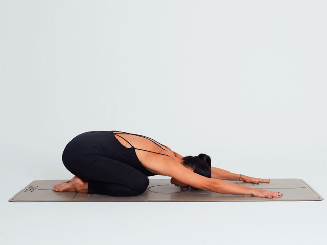 Balasana o postura del niño en la práctica restaurativa del yoga