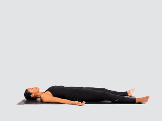 Postura de yoga Savasana o postura del cadáver para la relajación restaurativa