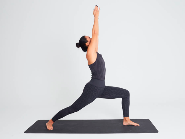 Virabhadrasana I o postura del guerrero uno en el yoga