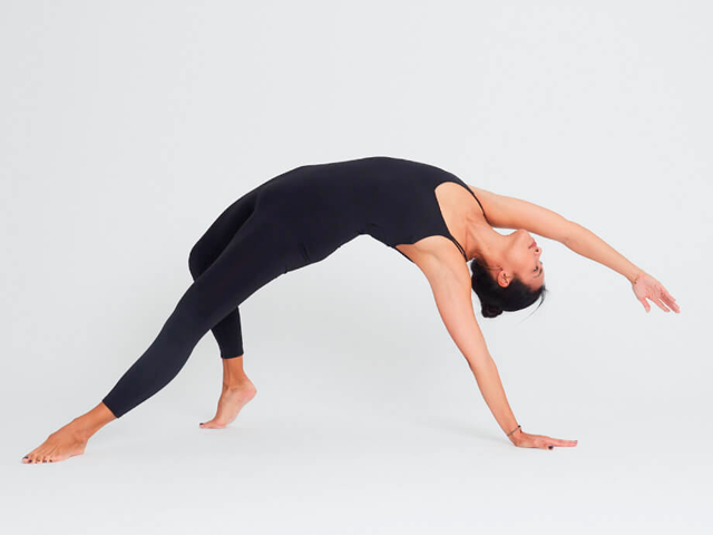 Postura de yoga Anahatasana o postura del corazón derretido para relajación suave